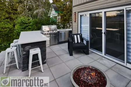 Modern landscaping with bar counter and lighting