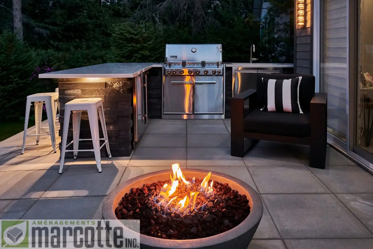 Modern landscaping with bar counter and lighting