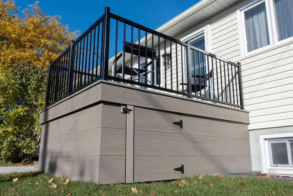 Combining a flagstone terrace with a sleek composite gallery