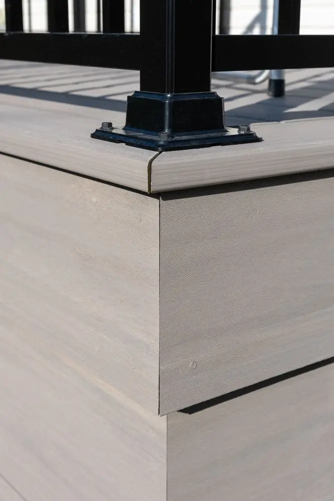 Combining a flagstone terrace with a sleek composite gallery