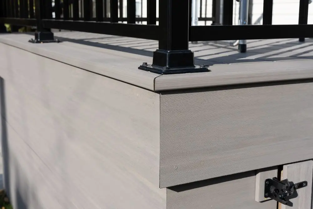 Combining a flagstone terrace with a sleek composite gallery