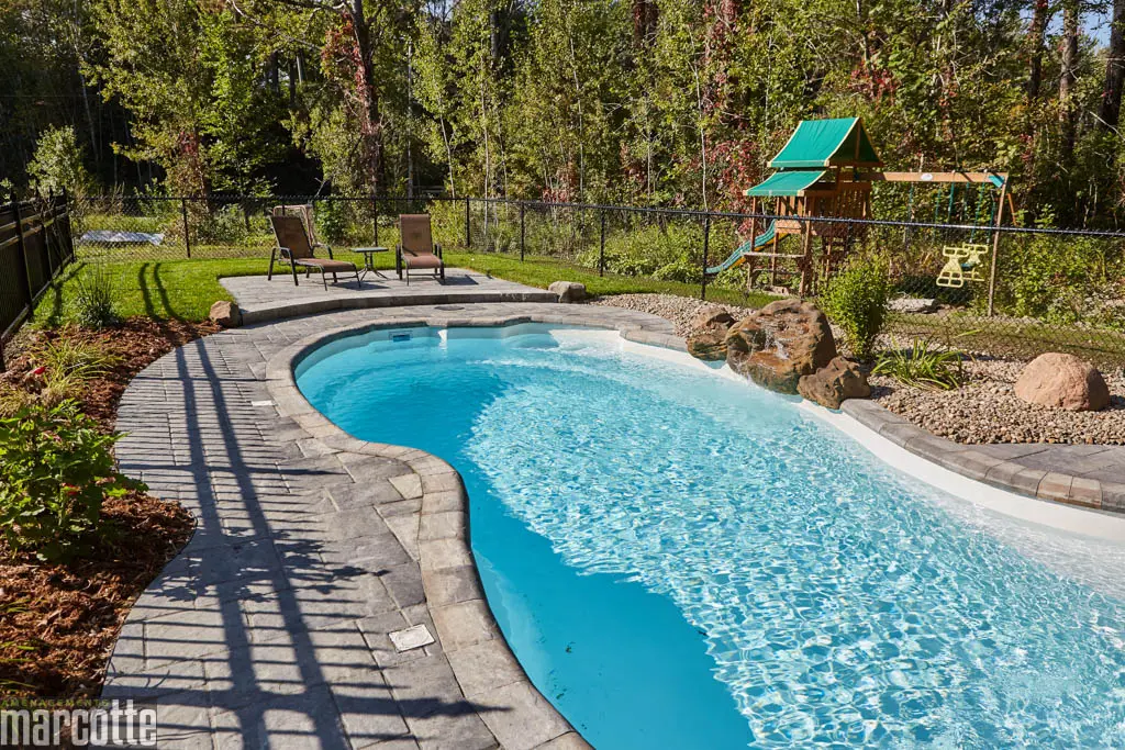 Aménagement Paysager autour d'une piscine avec chute d'eau