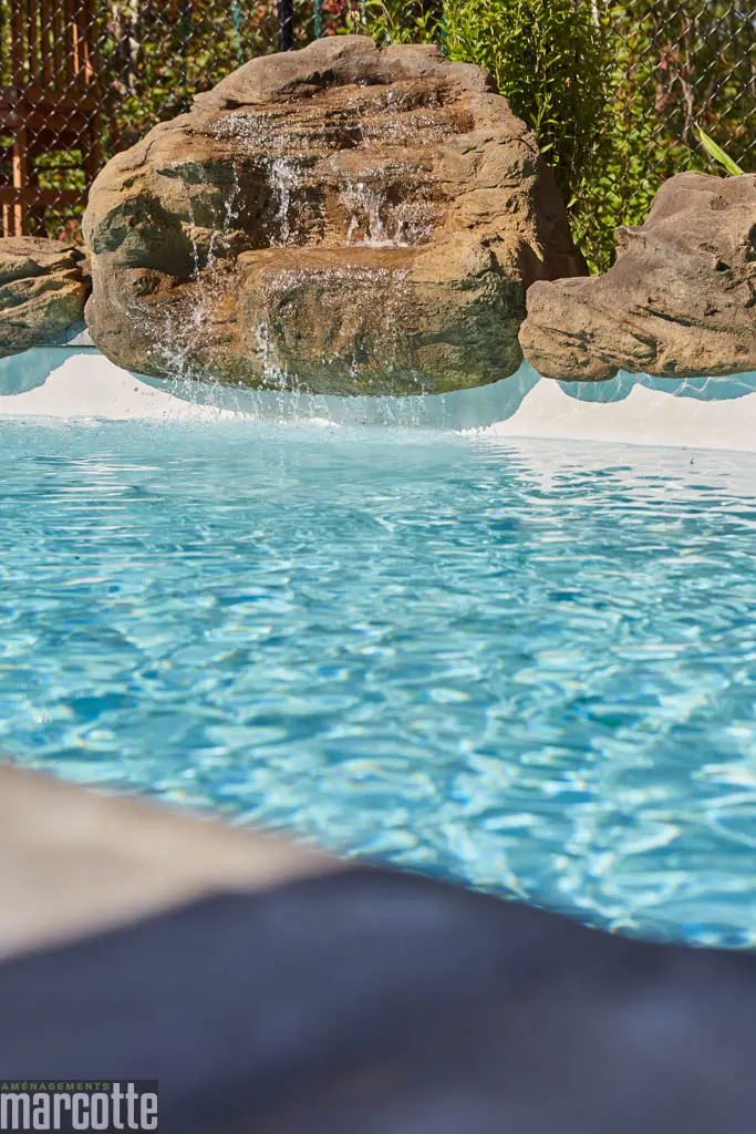 Aménagement Paysager autour d'une piscine avec chute d'eau