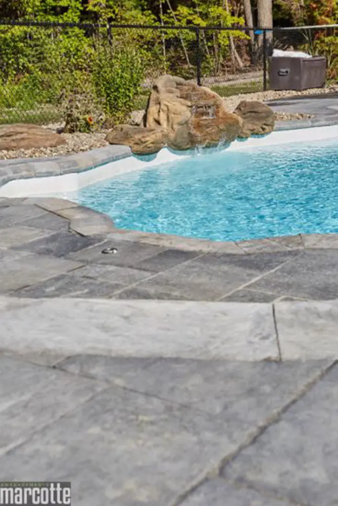 Aménagement Paysager autour d'une piscine avec chute d'eau