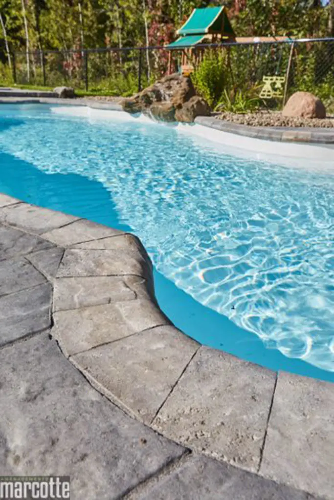 Aménagement Paysager autour d'une piscine avec chute d'eau