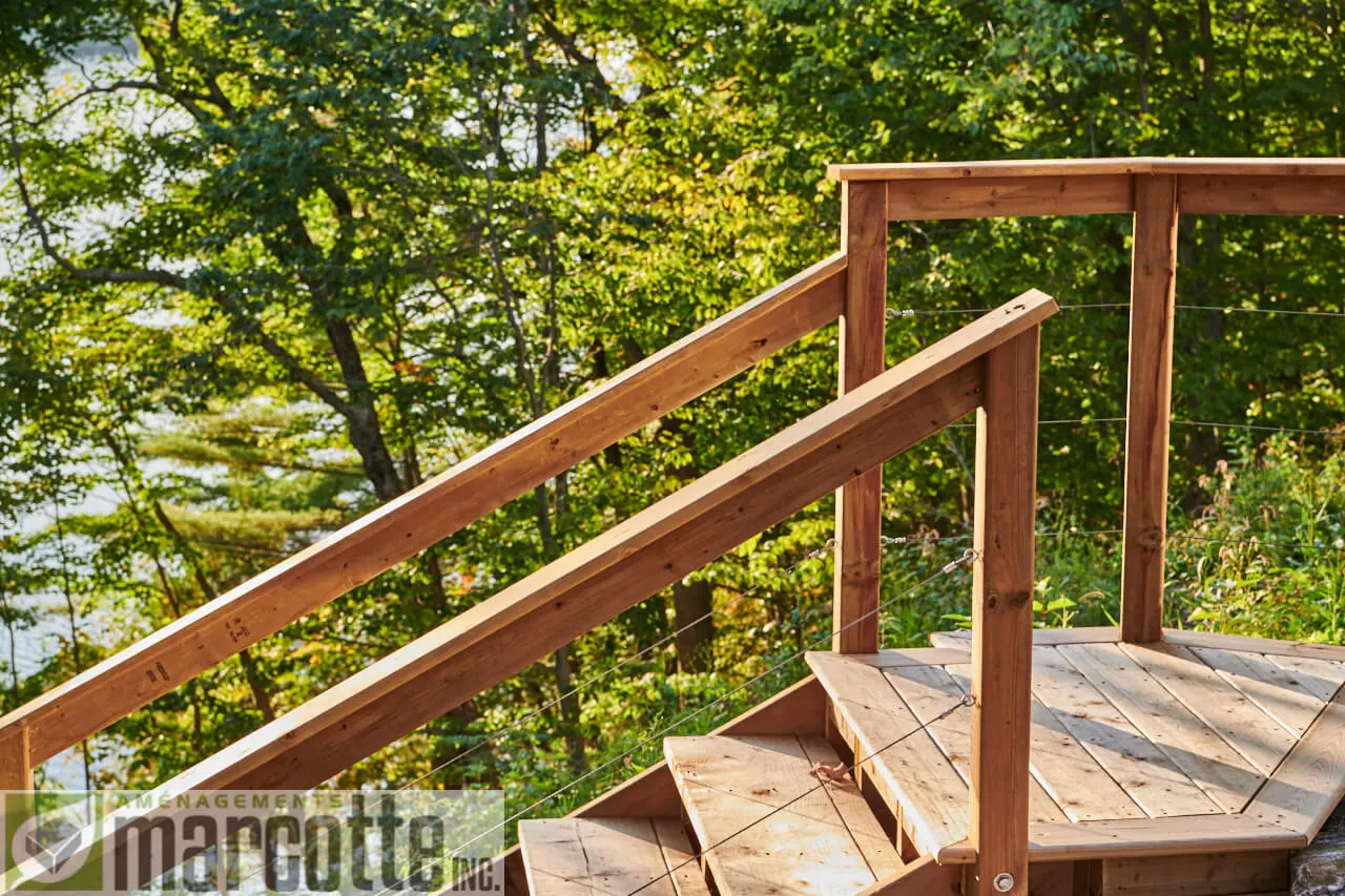 Construction de decks en bois et matériaux composites