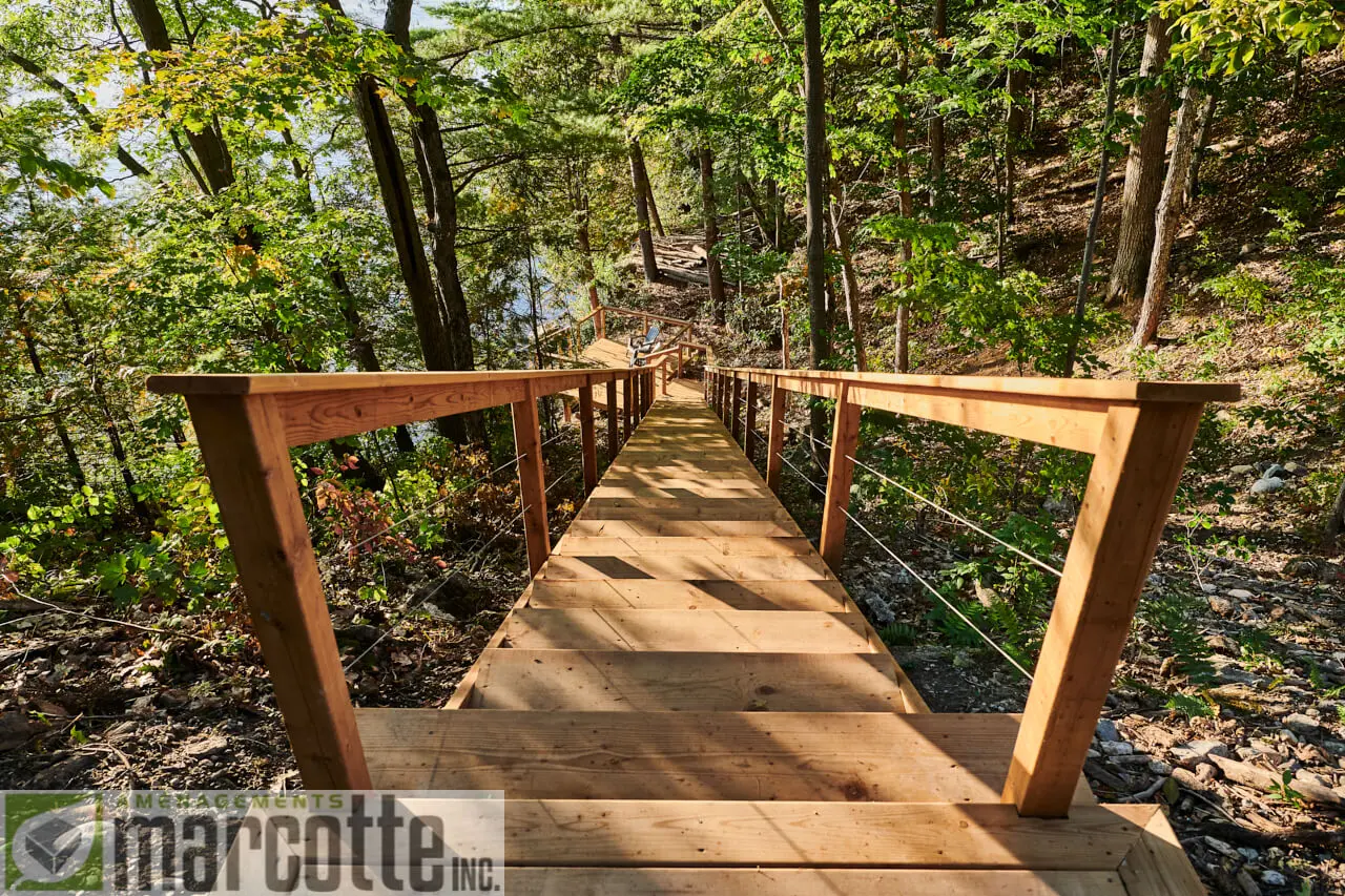 Construction de decks en bois et matériaux composites