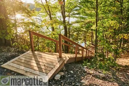 Construction de decks en bois et matériaux composites