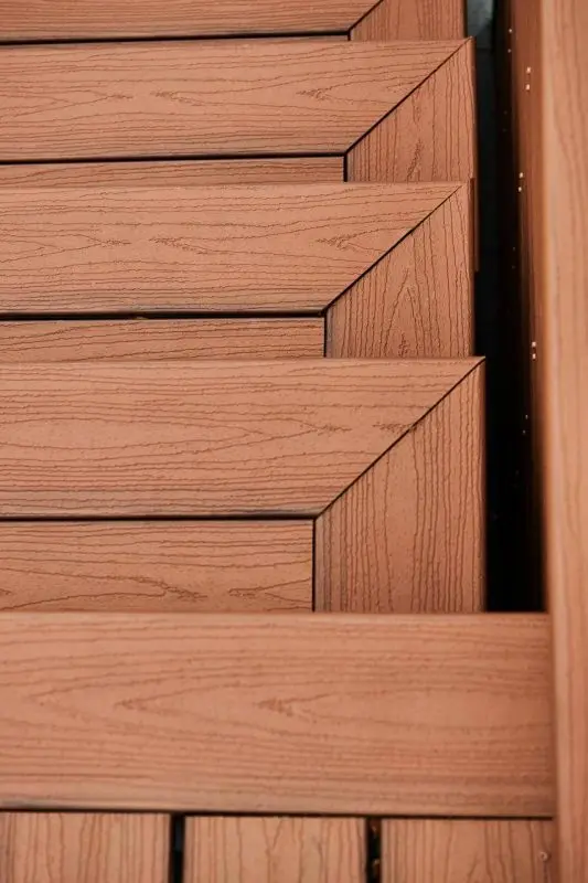 Construction de decks en bois et matériaux composites
