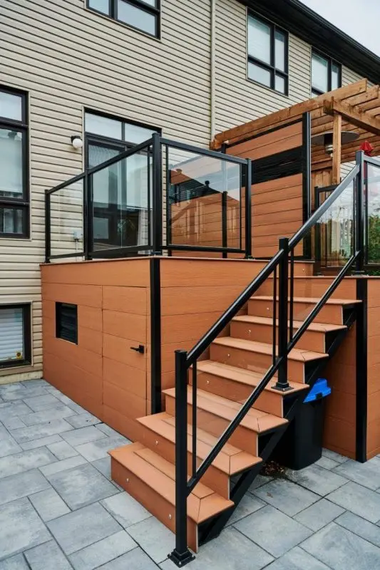 Construction de decks en bois et matériaux composites