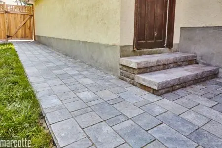 Entrées, stationnement et trottoirs en pave uni.
