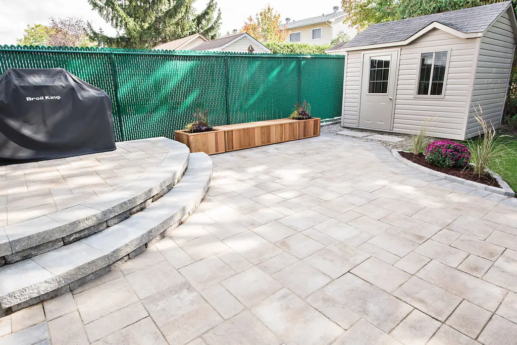 Installation de pavé uni, dalles et marches