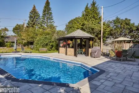 Landscaping a Courtyard Around a Pool