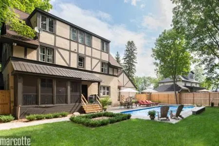 Paysagement d’une cour autour d’une piscine avec dalles et végétaux