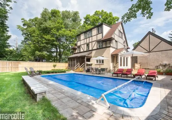 Paysagement d’une cour autour d’une piscine avec dalles et végétaux