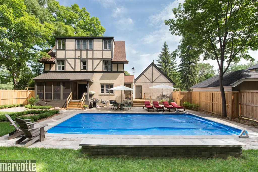 Paysagement d’une cour autour d’une piscine avec dalles et végétaux