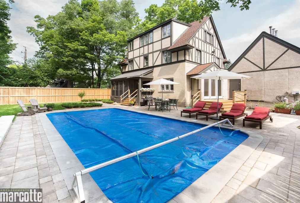 Paysagement d’une cour autour d’une piscine avec dalles et végétaux