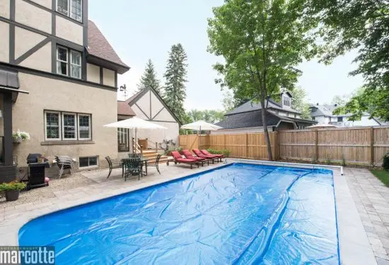 Paysagement d’une cour autour d’une piscine avec dalles et végétaux