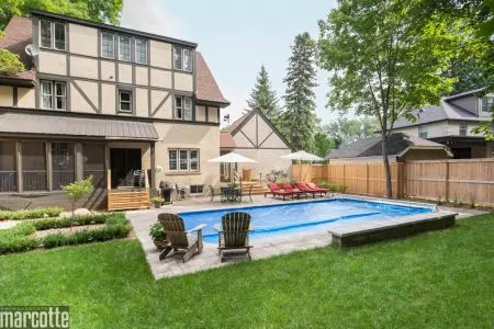 Paysagement d’une cour autour d’une piscine avec dalles et végétaux