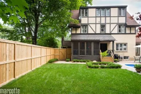 Paysagement d’une cour autour d’une piscine avec dalles et végétaux