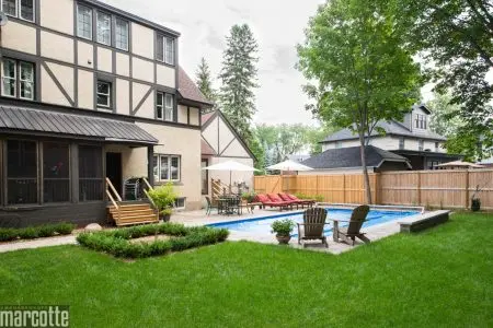 Paysagement d’une cour autour d’une piscine avec dalles et végétaux