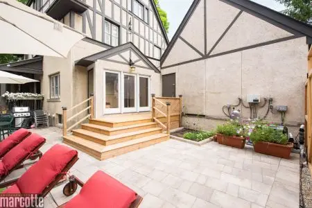 Paysagement d’une cour autour d’une piscine avec dalles et végétaux