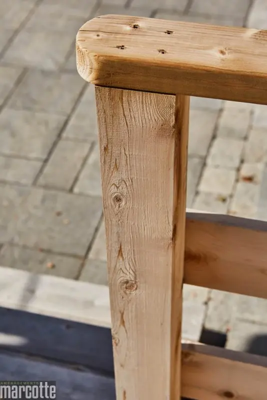 Terrasse en pierre adjacente à un deck en bois assortie d’une pergola