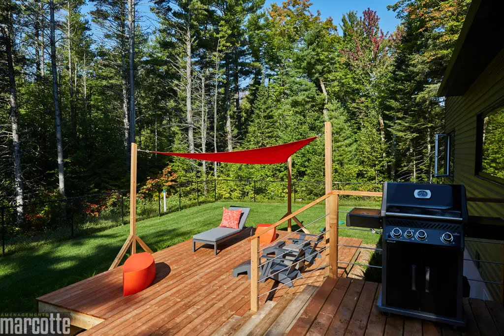 Terrasse en bois agrémenté d’un voile d’ombrage