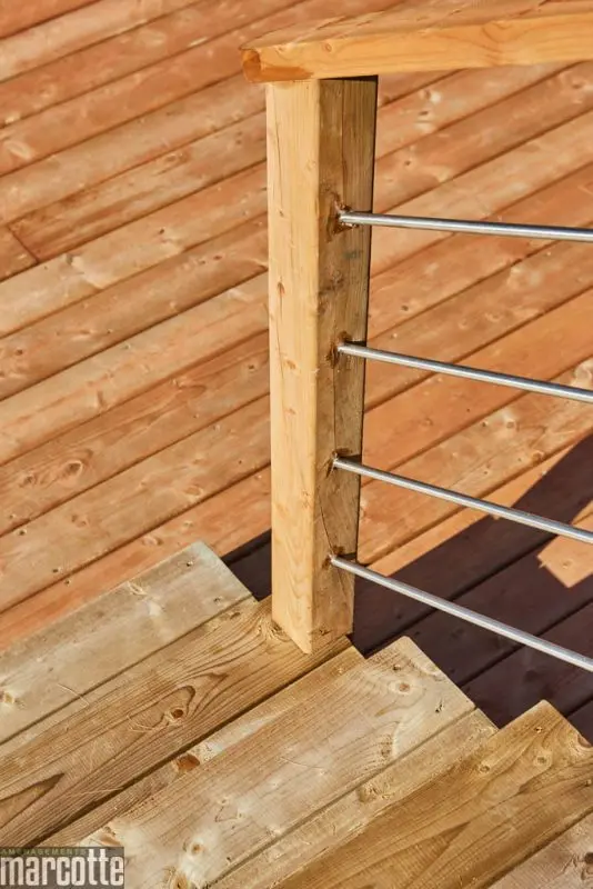 Terrasse en bois agrémenté d’un voile d’ombrage