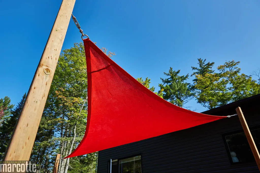 Terrasse en bois agrémenté d’un voile d’ombrage