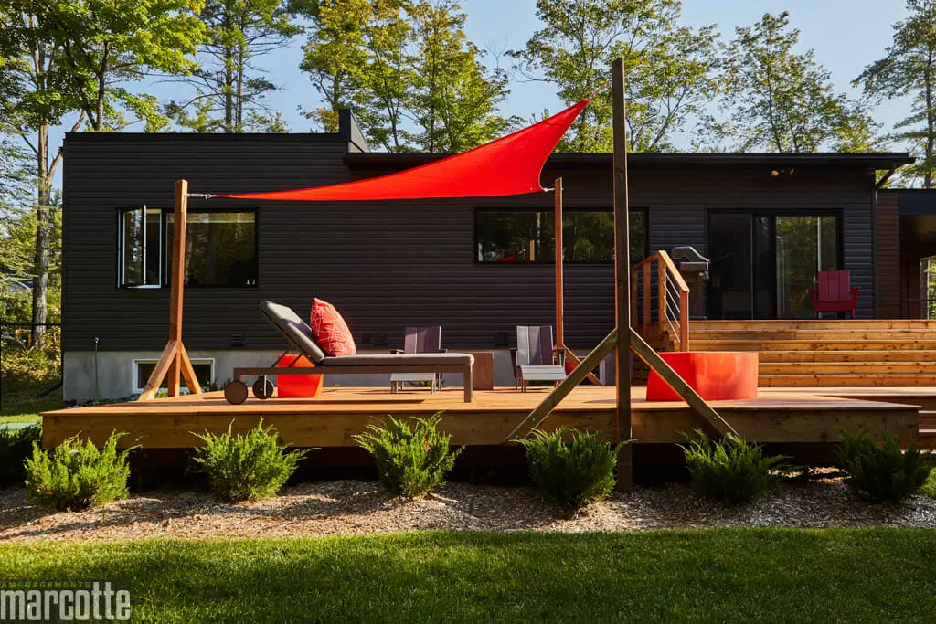 Terrasse en bois agrémenté d’un voile d’ombrage
