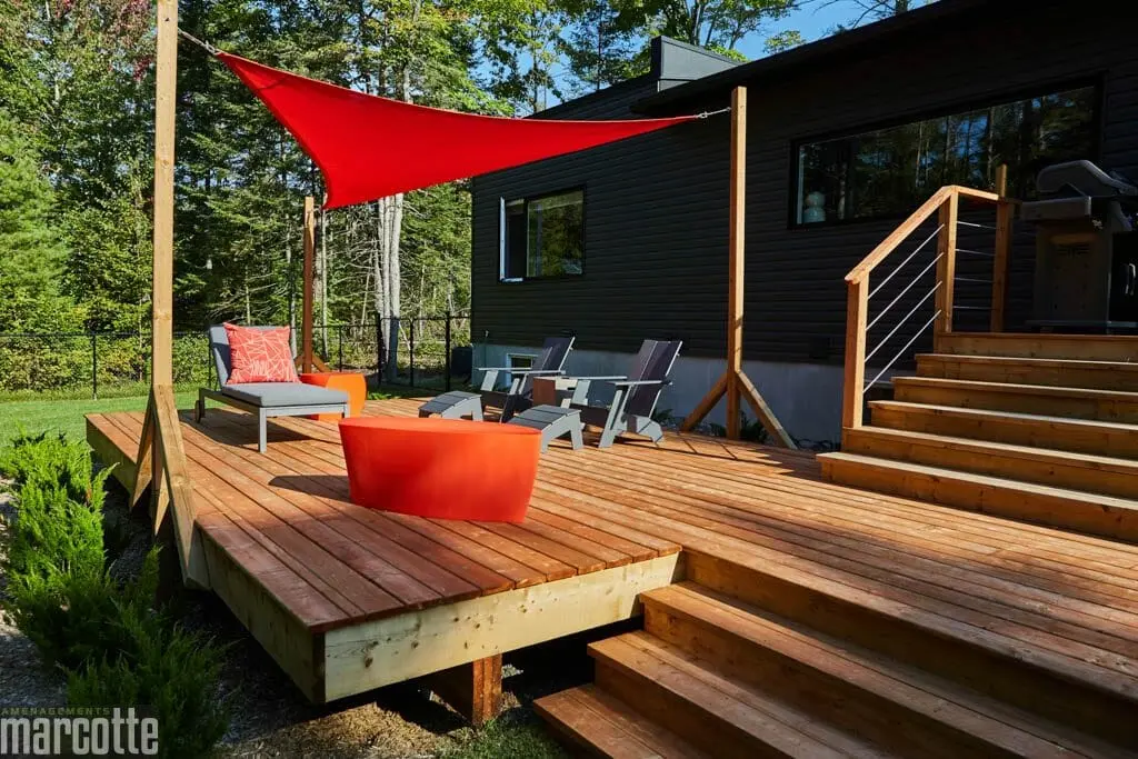 Terrasse en bois agrémenté d’un voile d’ombrage