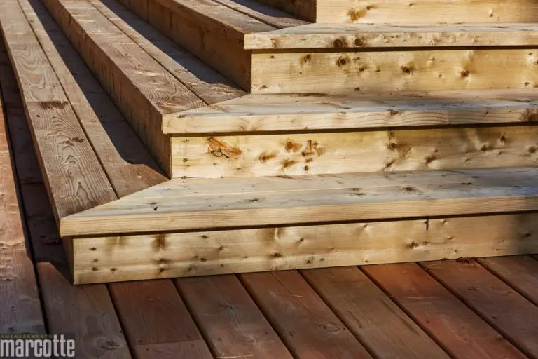Terrasse en bois agrémenté d’un voile d’ombrage