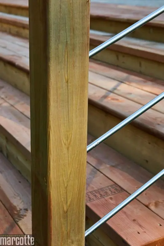 Terrasse en bois agrémenté d’un voile d’ombrage